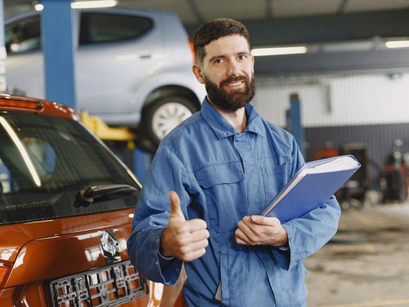Hình ảnh tổng thể xưởng sửa chữa ô tô Garage Auto Speedy với kỹ thuật viên đang làm việc trên các xe, bao gồm cả xe Hyundai.